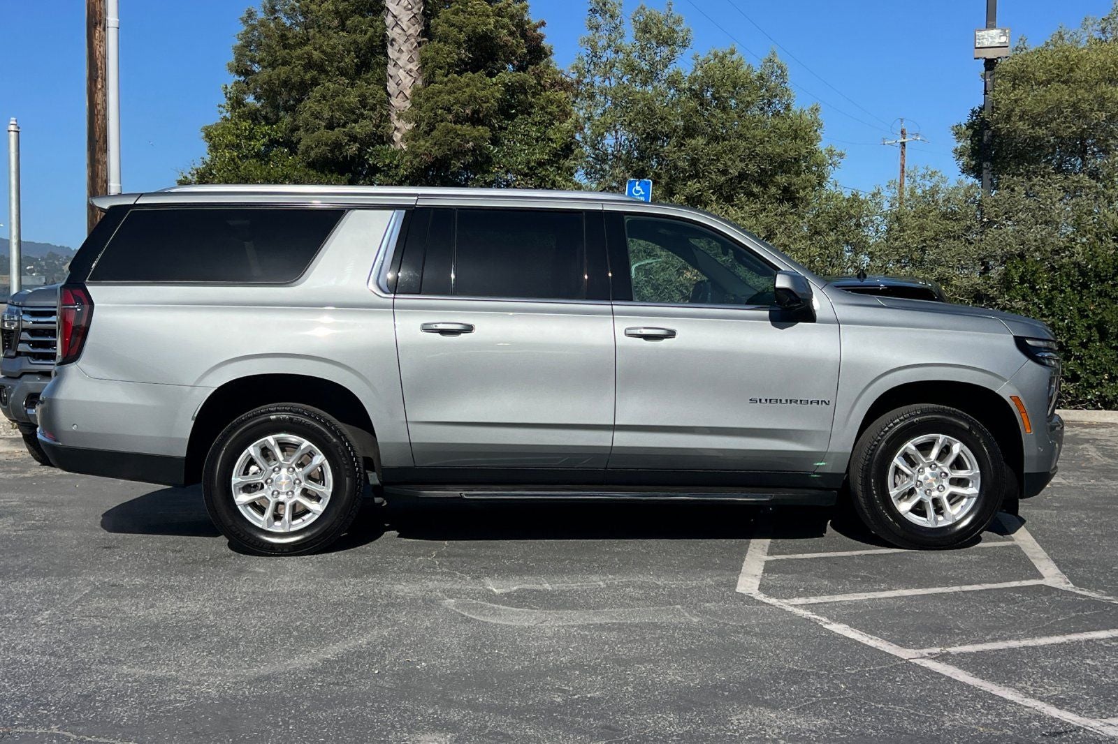 2025 Chevrolet Suburban LT
