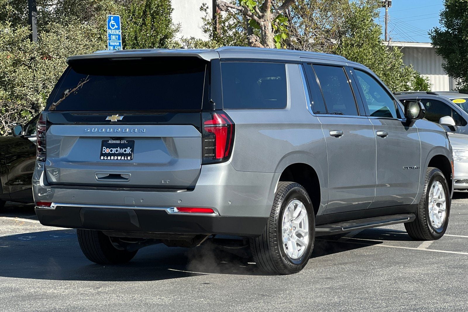 2025 Chevrolet Suburban LT