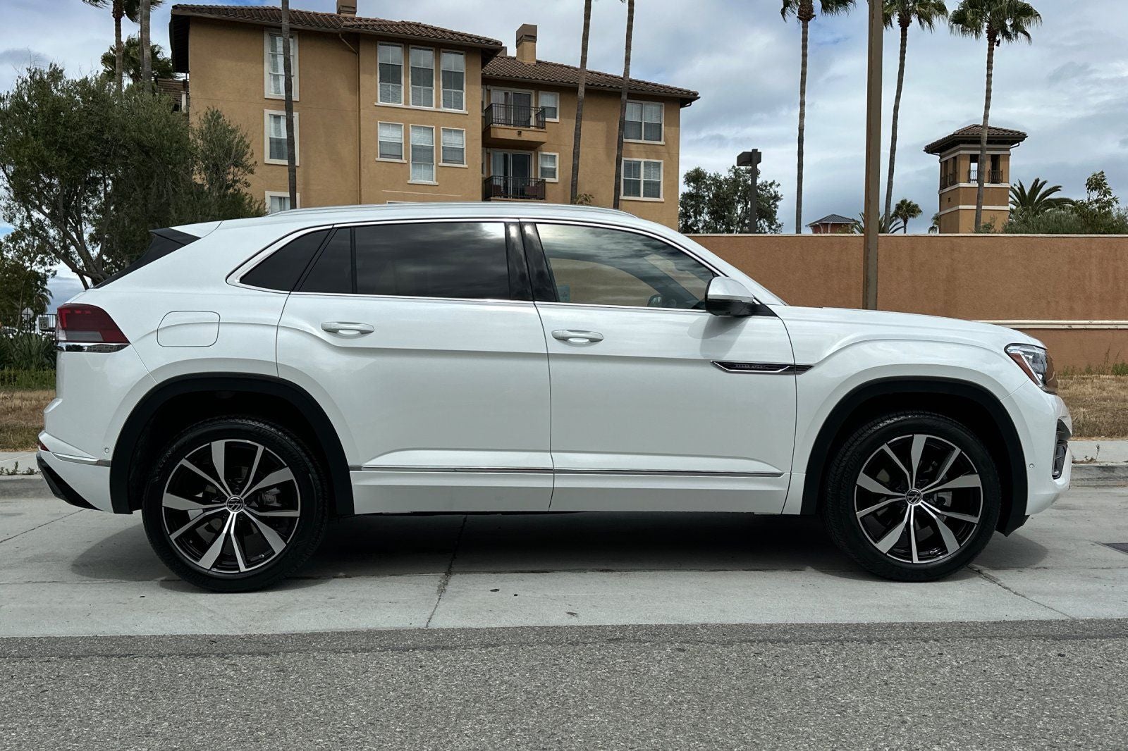 2026 Volkswagen Atlas Cross Sport 2.0T SEL Premium R-Line