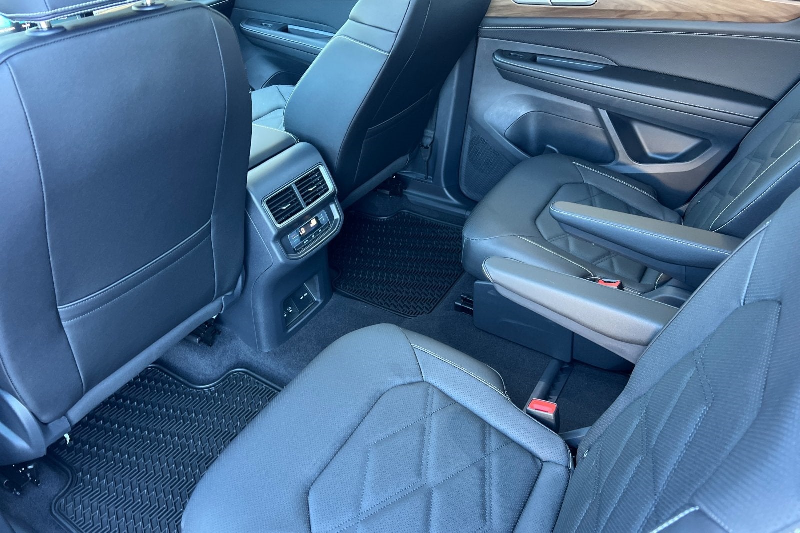 2026 Volkswagen Atlas 2.0T SE w/ Technology