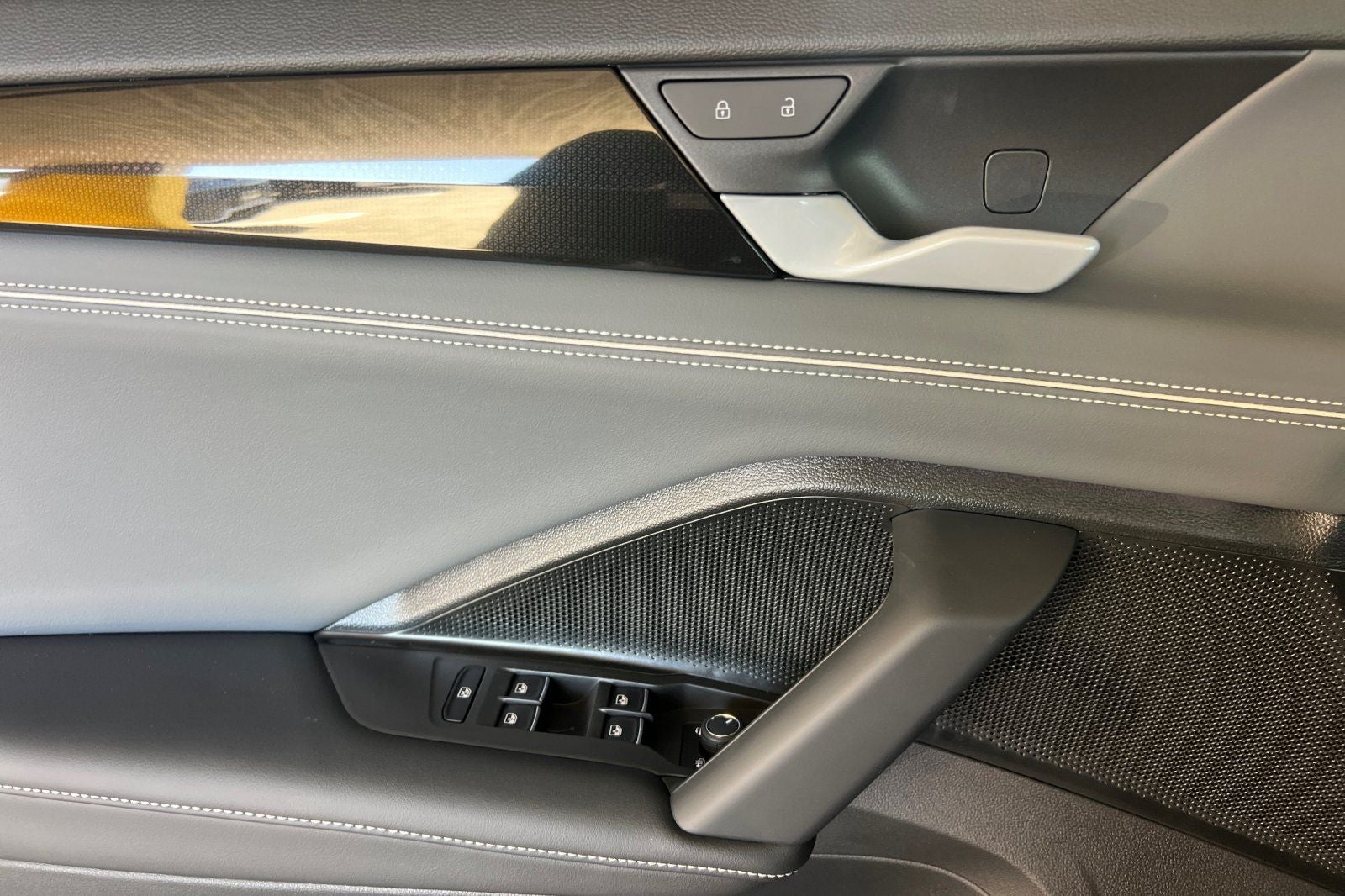 2026 Volkswagen Tiguan 2.0T SEL R-Line