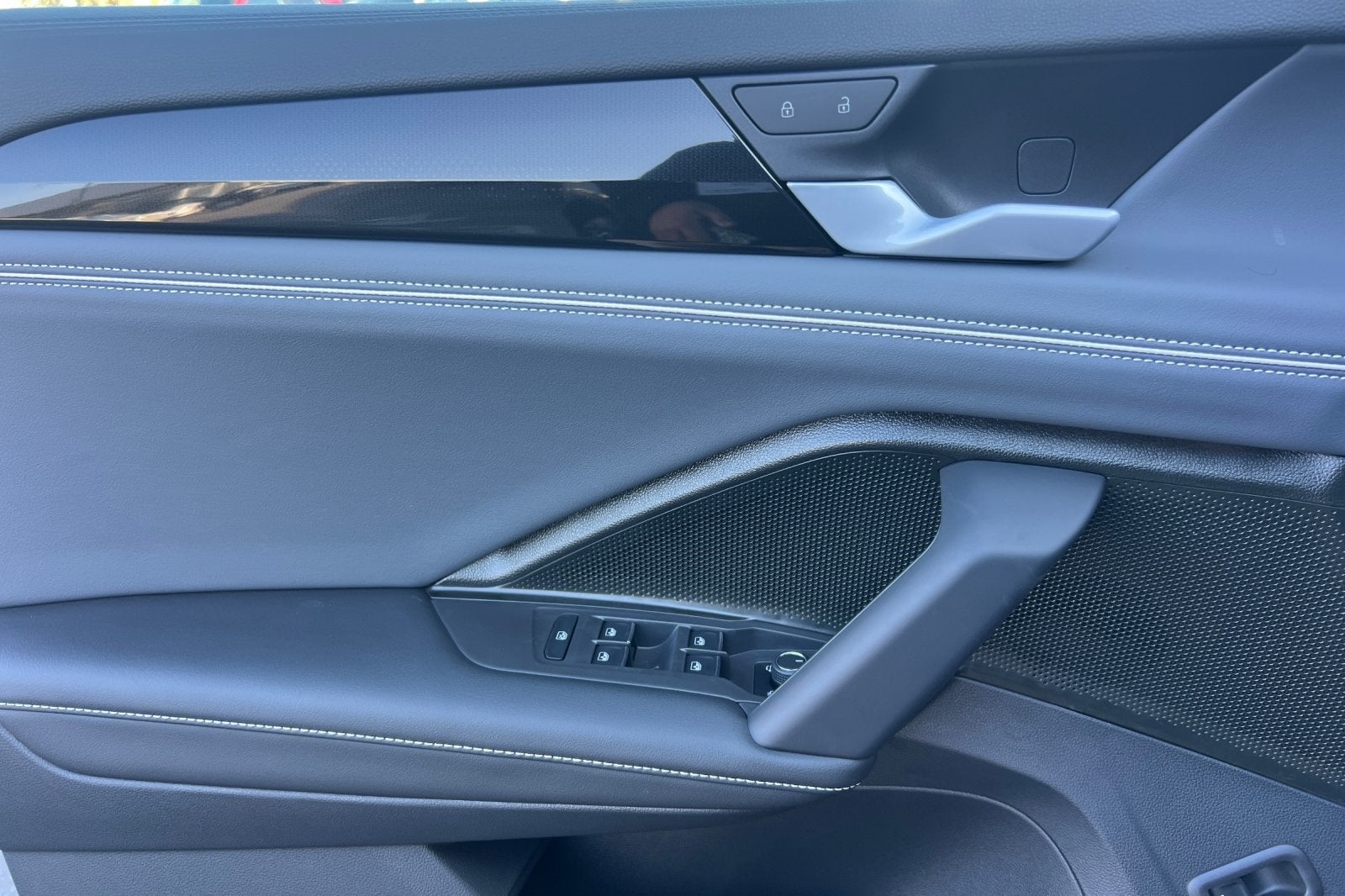 2026 Volkswagen Tiguan 2.0T SEL R-Line