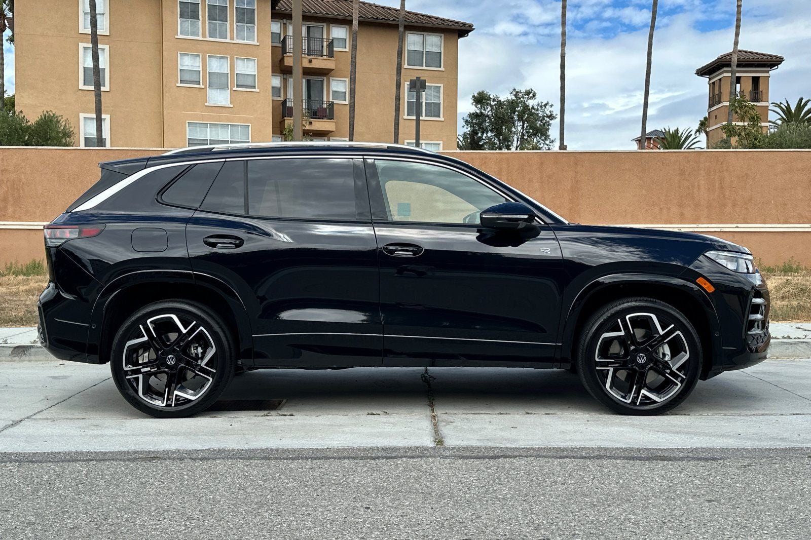 2026 Volkswagen Tiguan 2.0T SEL R-Line Turbo