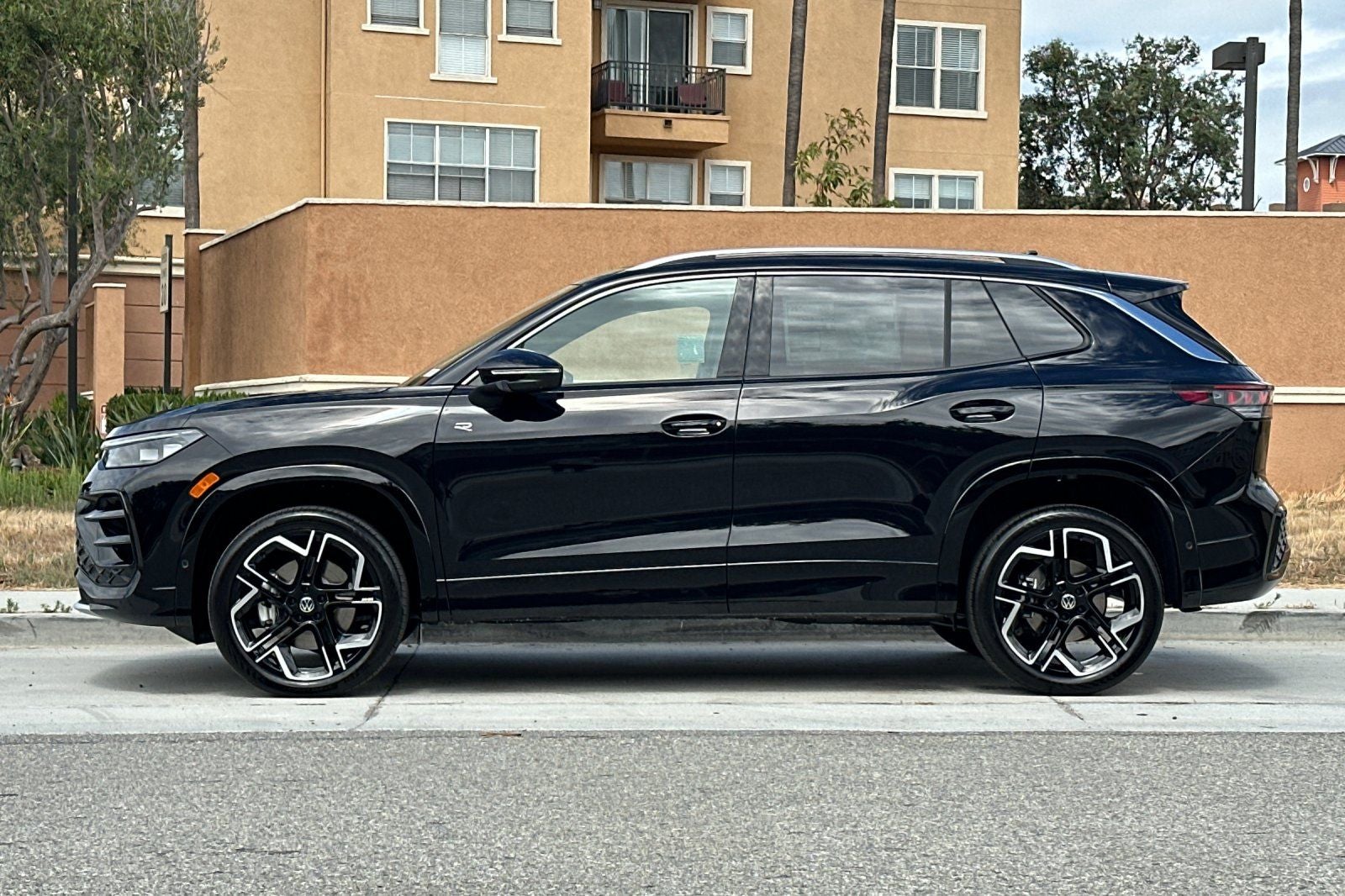 2026 Volkswagen Tiguan 2.0T SEL R-Line Turbo