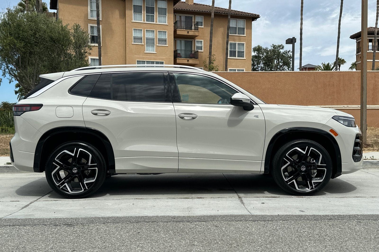 2026 Volkswagen Tiguan 2.0T SEL R-Line Turbo