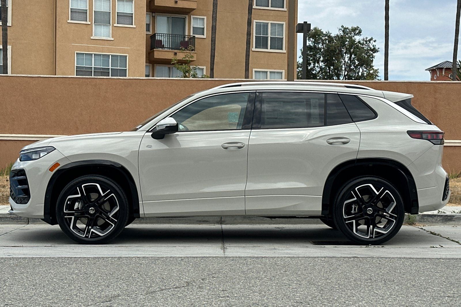 2026 Volkswagen Tiguan 2.0T SEL R-Line Turbo