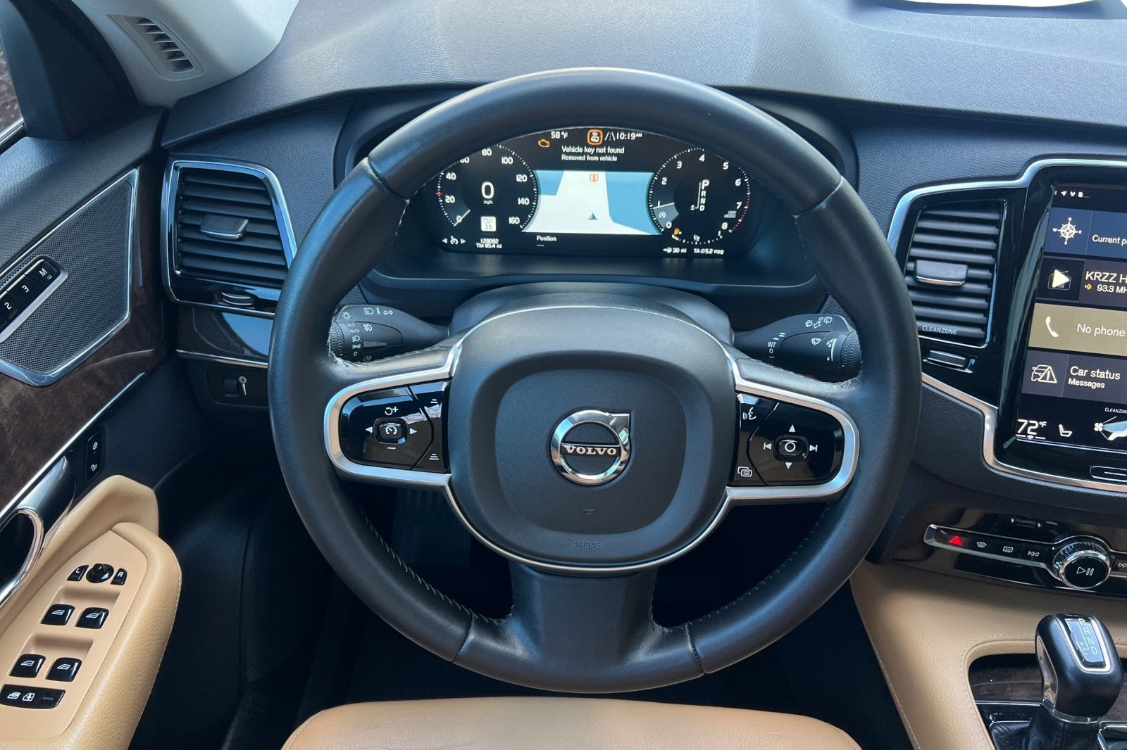 2016 Volvo XC90 T6 Momentum